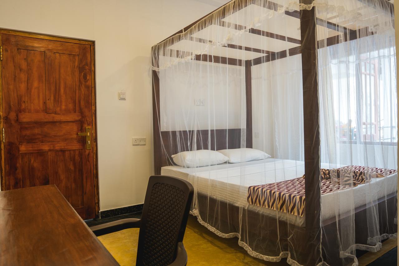 Ocean Bay Surf Resort Weligama Buitenkant foto