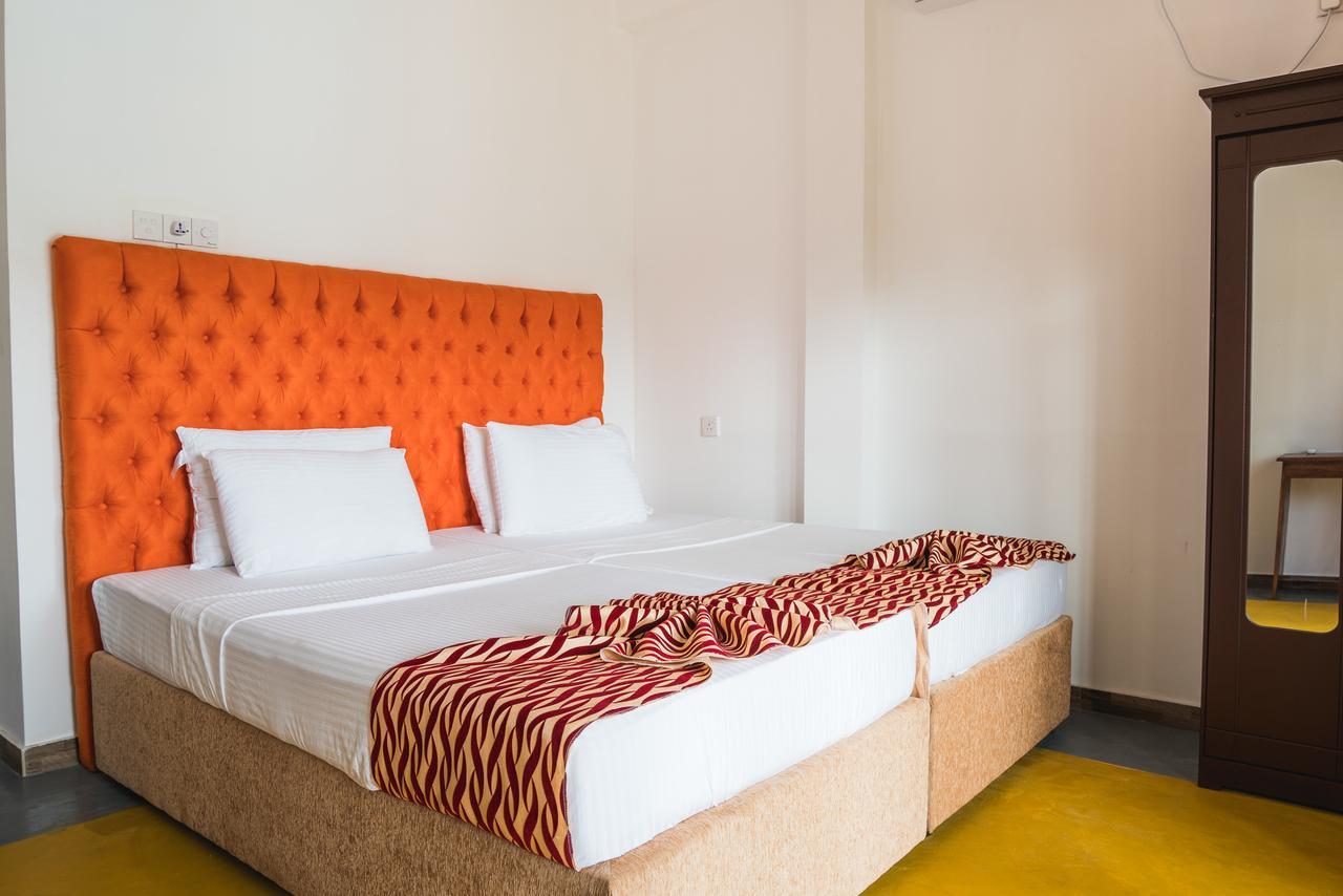 Ocean Bay Surf Resort Weligama Buitenkant foto