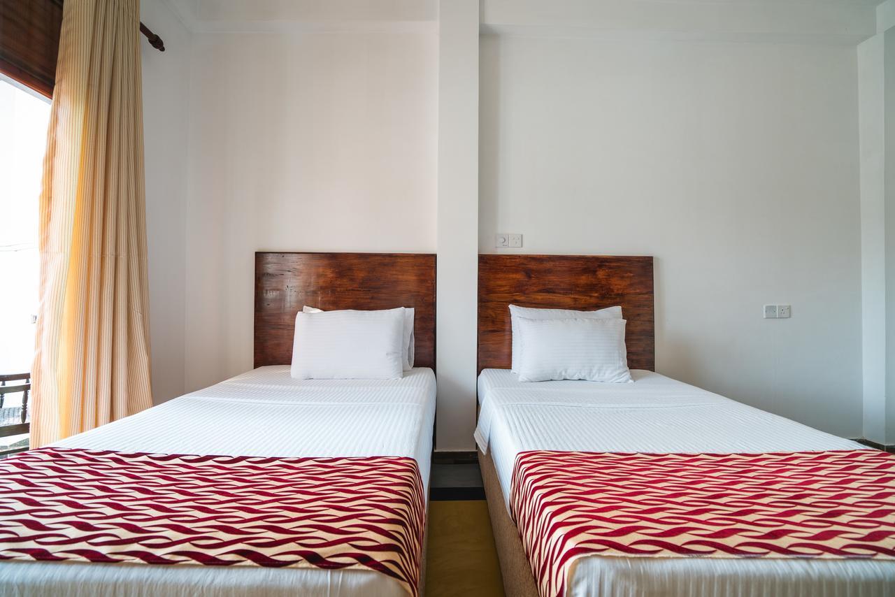 Ocean Bay Surf Resort Weligama Buitenkant foto