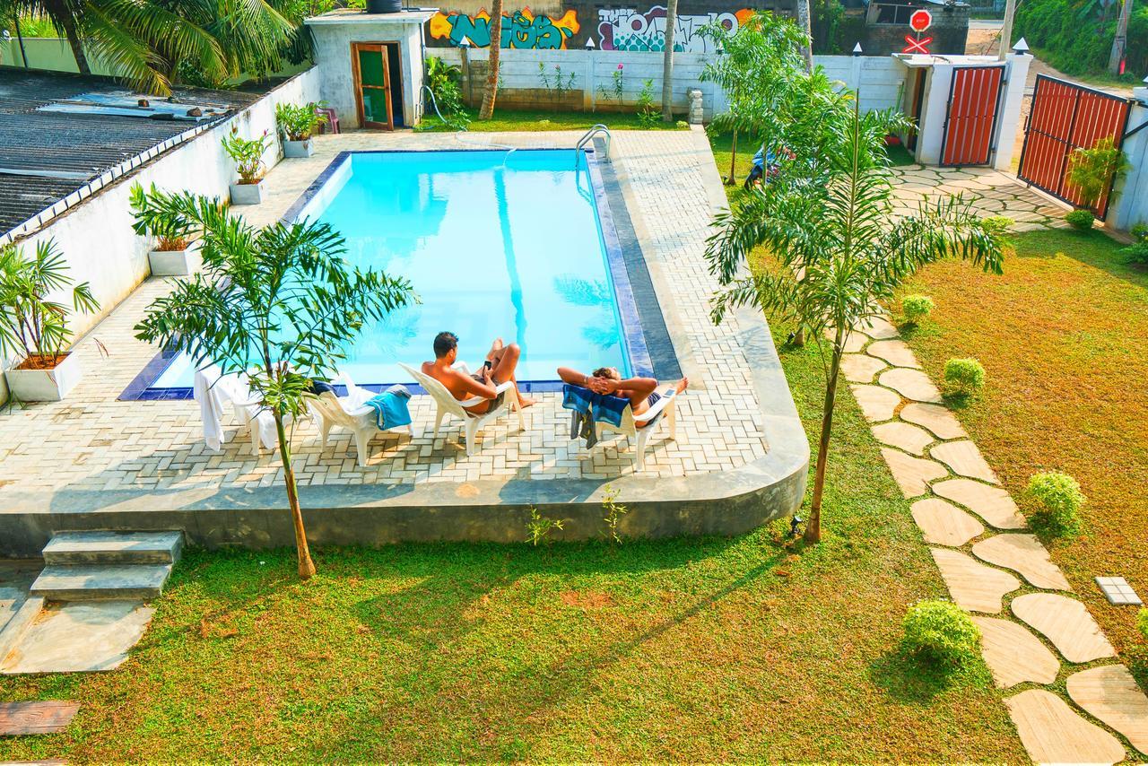 Ocean Bay Surf Resort Weligama Buitenkant foto