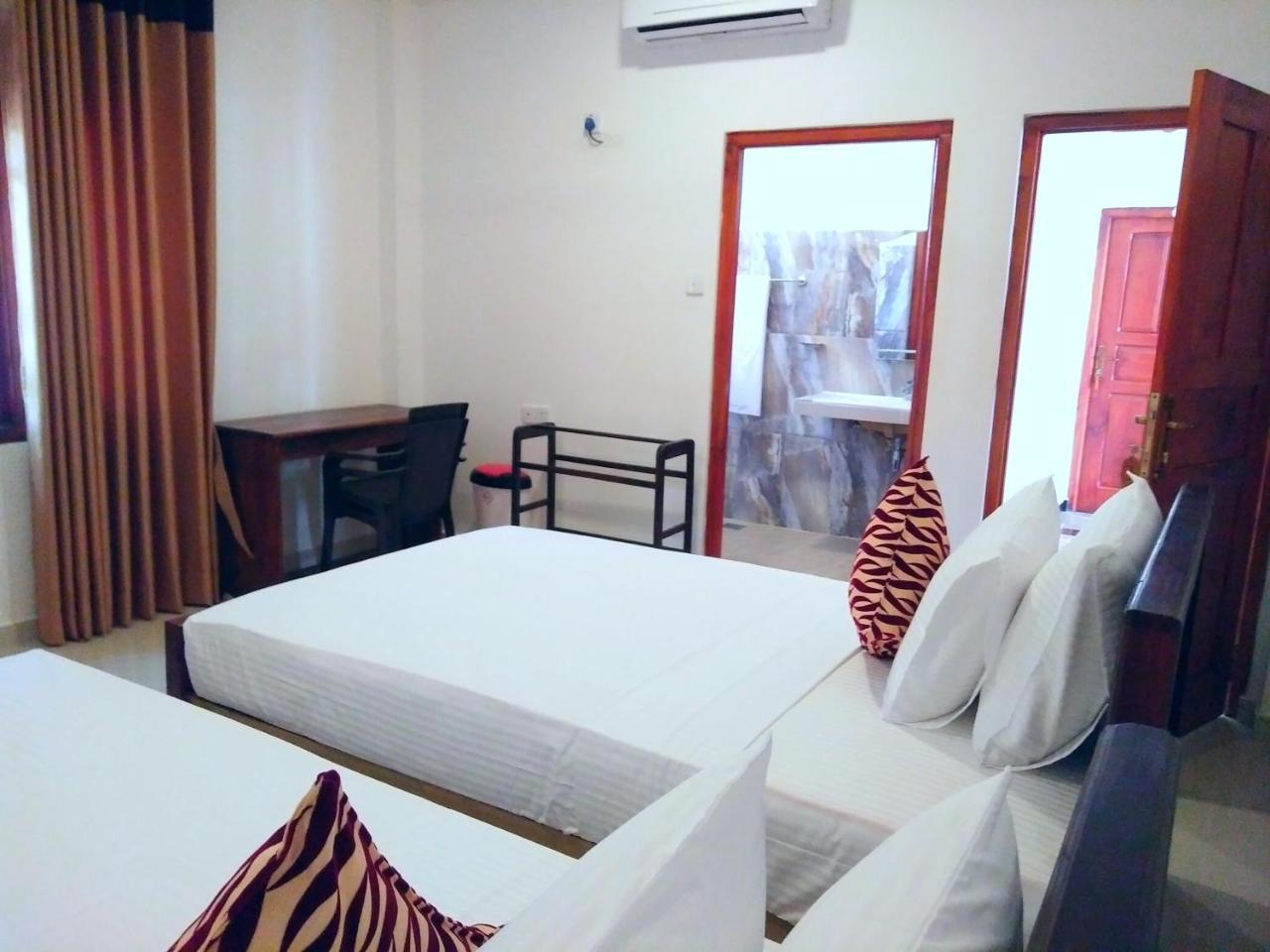 Ocean Bay Surf Resort Weligama Buitenkant foto