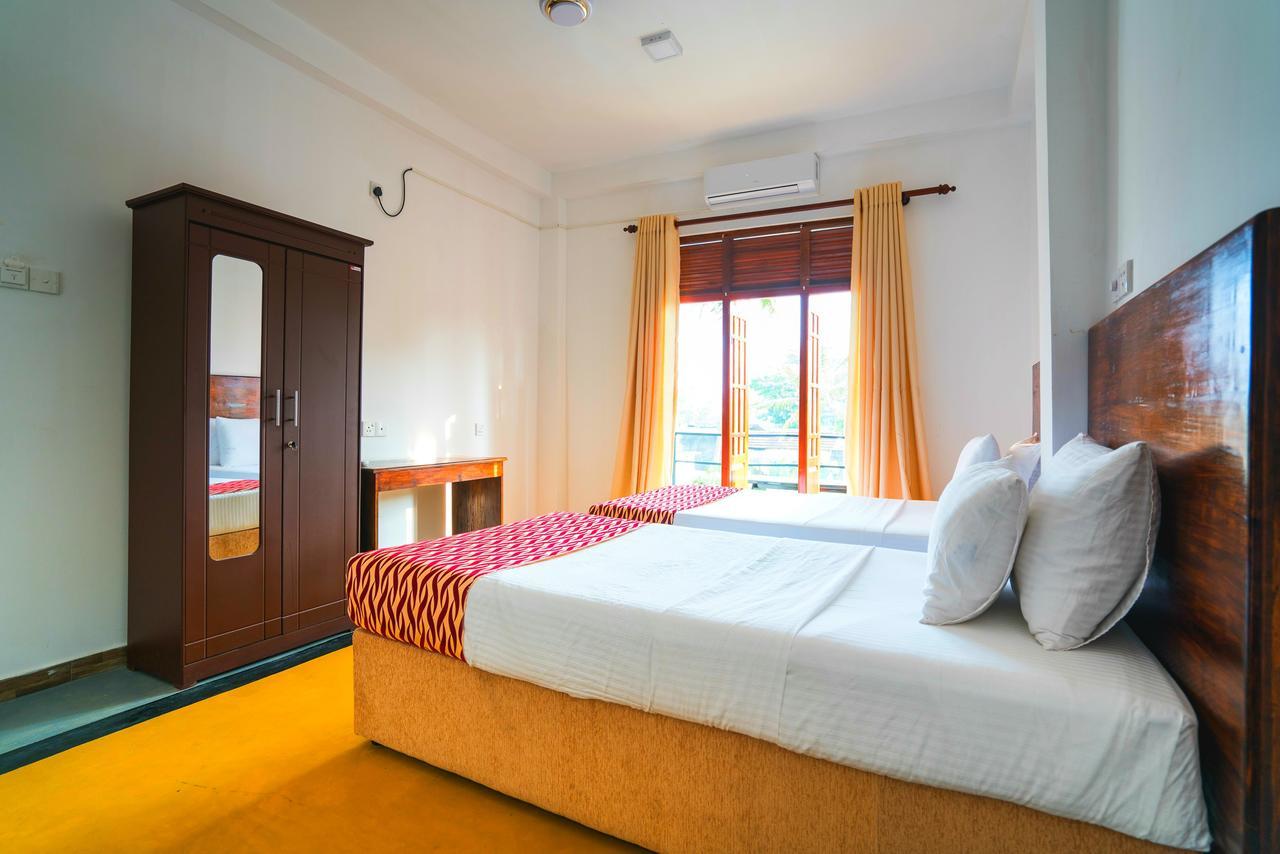 Ocean Bay Surf Resort Weligama Buitenkant foto
