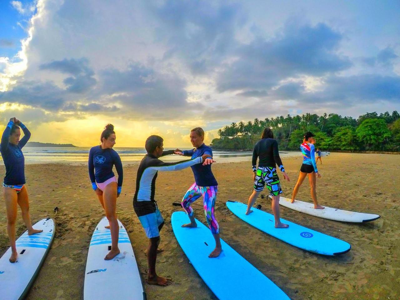 Ocean Bay Surf Resort Weligama Buitenkant foto