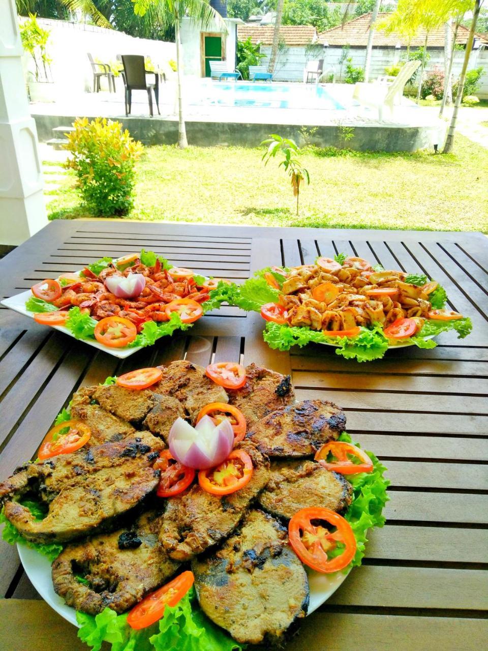Ocean Bay Surf Resort Weligama Buitenkant foto