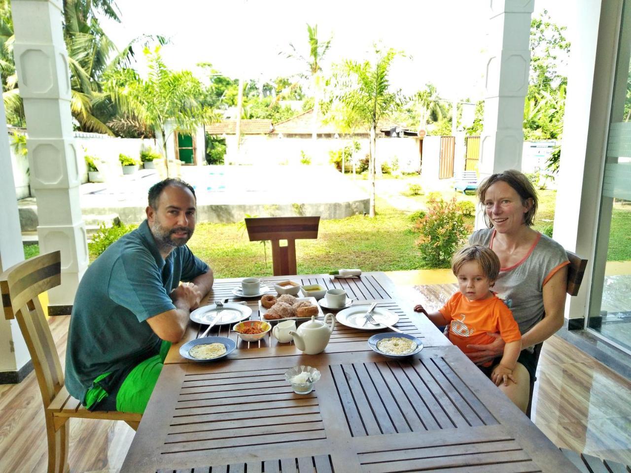 Ocean Bay Surf Resort Weligama Buitenkant foto