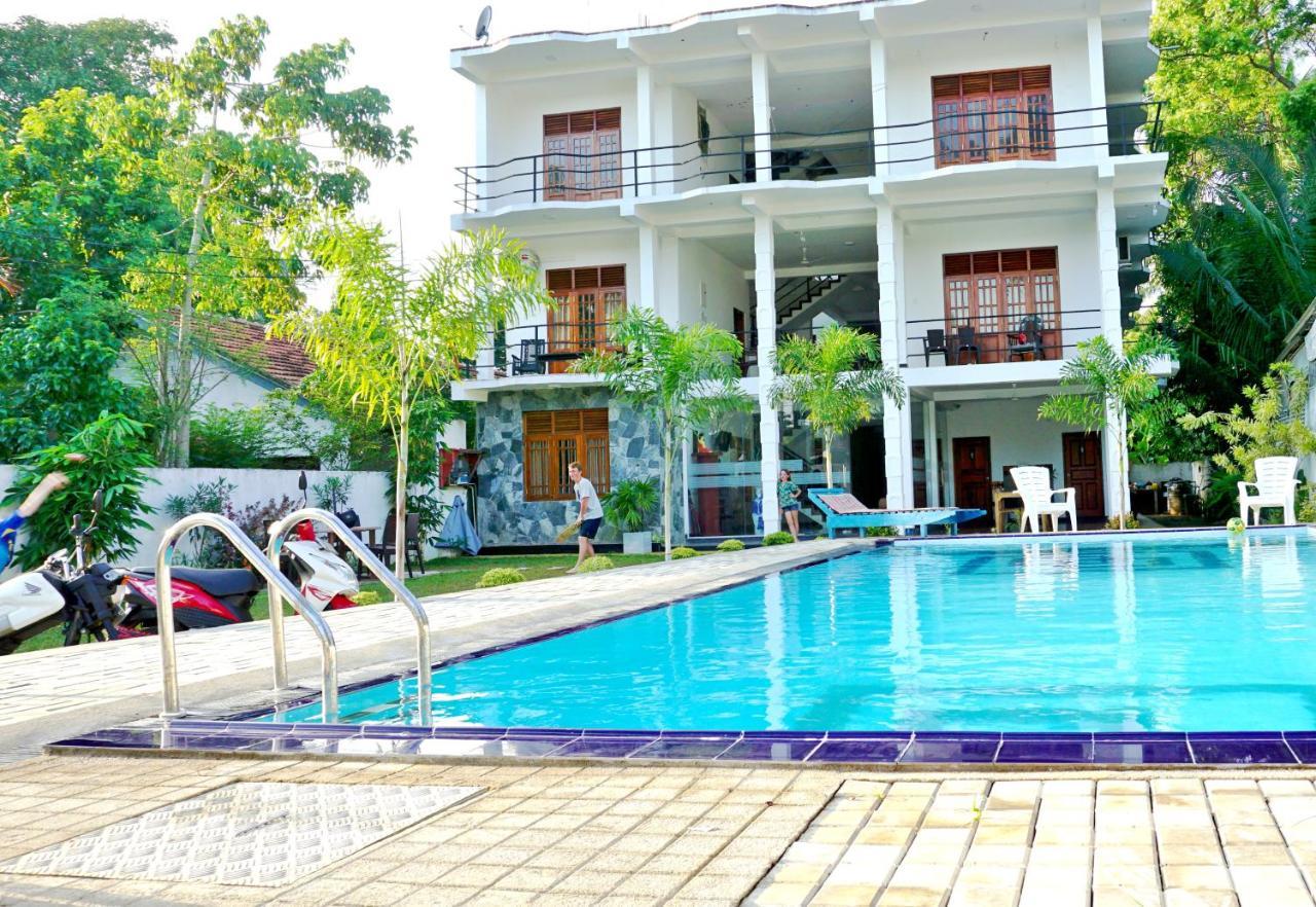 Ocean Bay Surf Resort Weligama Buitenkant foto