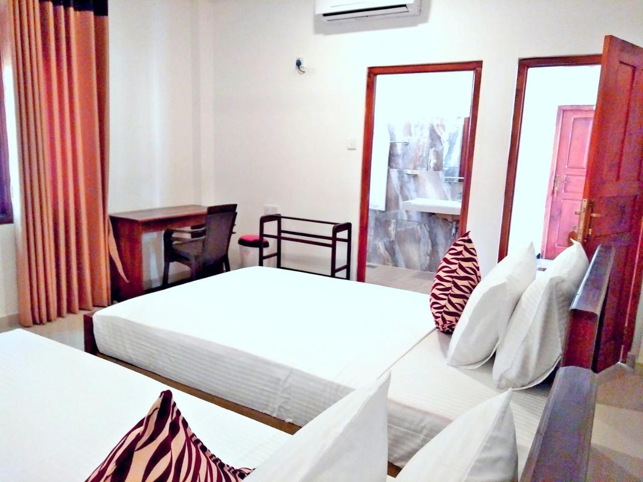 Ocean Bay Surf Resort Weligama Buitenkant foto