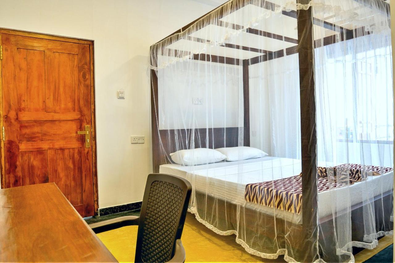 Ocean Bay Surf Resort Weligama Buitenkant foto