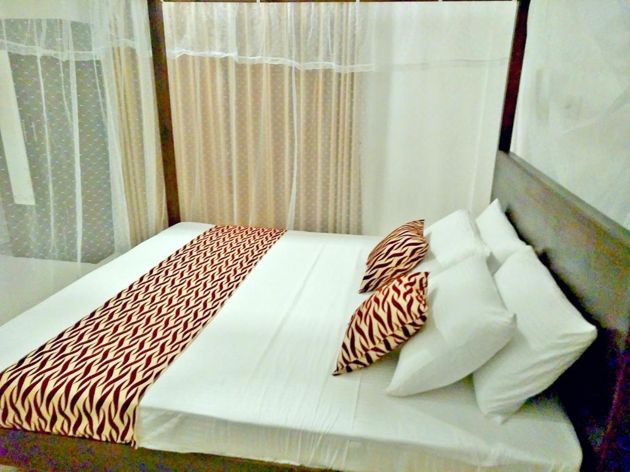 Ocean Bay Surf Resort Weligama Buitenkant foto