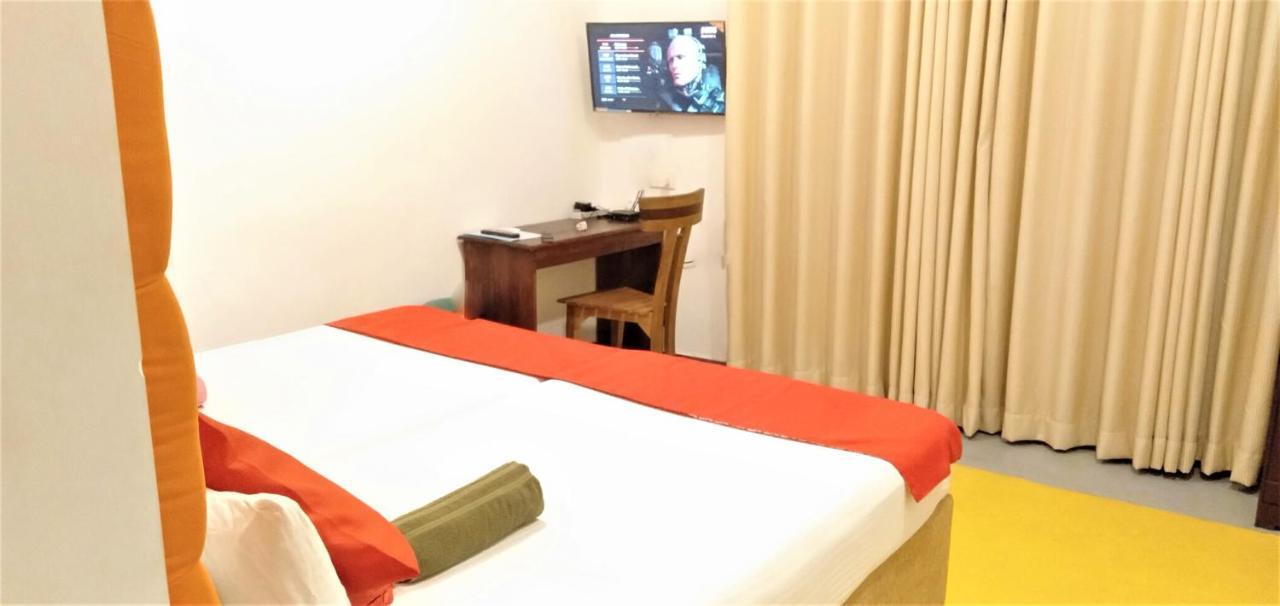 Ocean Bay Surf Resort Weligama Buitenkant foto